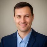 Портрет уверенного российского бизнесмена на нейтральном фоне для сайта запчастей Автопарт 22