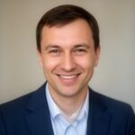 Портрет уверенного бизнесмена компании Автопарт 22 на нейтральном фоне в студийном освещении